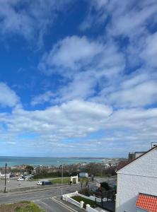 una vista de un estacionamiento con un cielo nublado en Eton Court Apartments en Newquay