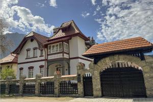 una casa grande con una puerta delante de ella en Vila Maresal, en Buşteni