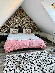 ein Schlafzimmer mit einem großen Bett im Dachgeschoss in der Unterkunft Romantic Apartments Sweet Baci in Maribor