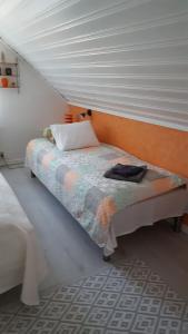 1 dormitorio con 1 cama en una habitación en B&B Parksäter en Håcksvik