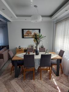 una sala da pranzo con tavolo e sedie di EVA'S HOME a Kefalos