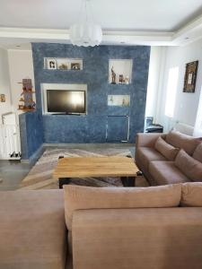 un soggiorno con divano e tavolo di EVA'S HOME a Kefalos