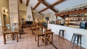 מסעדה או מקום אחר לאכול בו ב-La Bastide Saint Bach