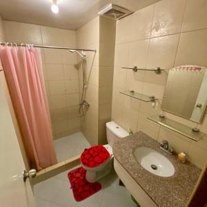 La salle de bains est pourvue d'un lavabo, d'une douche et de toilettes. dans l'établissement Albergo Hotel - Studio Condo Unit - Baguio Transient, à Baguio