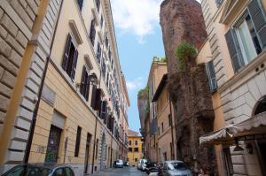 a city street filled with lots of tall buildings at Hotel Le Clarisse al Pantheon in Rome