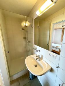 Phòng tắm tại Landgasthof Linde Hepbach, Hotel & Restaurant