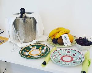 uma mesa com pratos de fruta e uma chaleira para chá em Maison Ligea em Sorrento