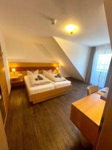Landgasthof Linde Hepbach, Hotel & Restaurant في ماركدورف: غرفة نوم بسريرين في العلية