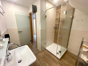 een badkamer met een douche en een wastafel bij Landgasthof Linde Hepbach, Hotel & Restaurant in Markdorf