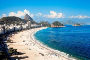 vistas a una playa con edificios y al océano en Rio Othon Palace, en Río de Janeiro