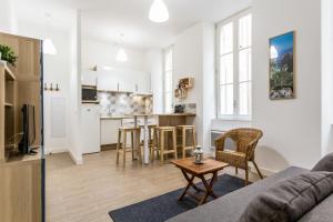 Il comprend un salon et une cuisine avec un canapé et une table. dans l'établissement L'Ilot I - Hyper centre Marseille Vieux Port, à Marseille