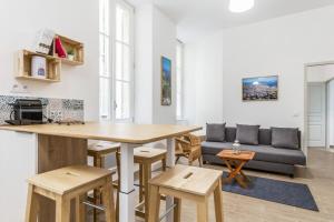 Il comprend une cuisine et un salon avec une table et un canapé. dans l'établissement L'Ilot I - Hyper centre Marseille Vieux Port, à Marseille
