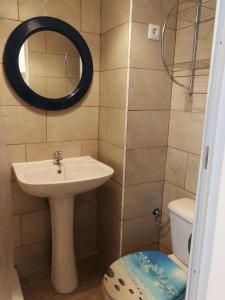 a bathroom with a sink and a mirror and a toilet at Estudio La Colonia in Águilas