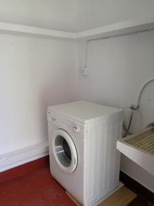 a washer and dryer in a corner of a room at Estudio La Colonia in Águilas