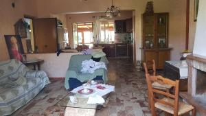 sala de estar con mesa y cocina en Costa di Mare, en Monasterace