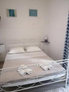 Postel nebo postele na pokoji v ubytování CENTAR NJIVICE + 19 fotografií