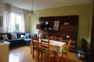 - un salon avec une table, des chaises et un canapé dans l'établissement Appartamento con Giardino, à Levanto