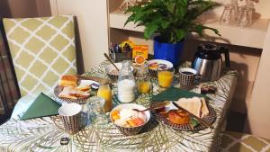 ロムジーにあるRichmond Lane Guest House - AA Accreditedの朝食用の食材とオレンジジュースを用意したテーブル
