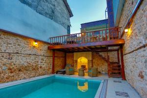uma casa com piscina e varanda em Atelya Art Hotel em Antalya