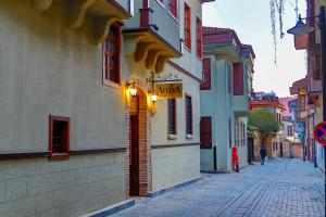 una calle adoquinada en una ciudad con un edificio en Atelya Art Hotel en Antalya