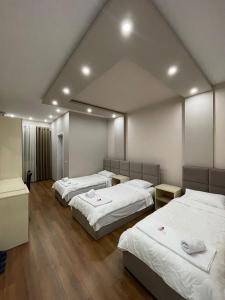 Postel nebo postele na pokoji v ubytování Hotel Holiday + 25 fotografií