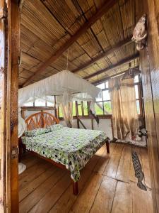 Tempat tidur dalam kamar di hostal Monte Libano