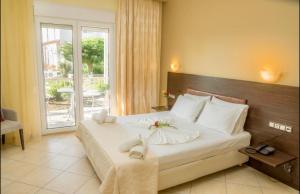 Un pat sau paturi într-o cameră la Samothraki Village Hotel
