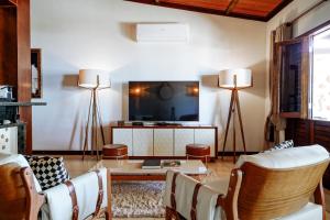 TV a/nebo společenská místnost v ubytování Hotel Pousada Boutique Coco Bambu Morere
