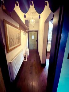 um corredor com um corredor que leva a um quarto em Nutclough Cottage - Log Fire and Valley View - Sleeps 2 em Hebden Bridge