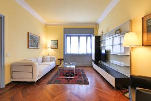 een woonkamer met een witte bank en een tafel bij PrimoPiano - Ponzio in Milaan