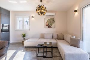 un soggiorno con divano bianco e tavolo di Peaceful Harmony Apartment Near Beach a Podstrana