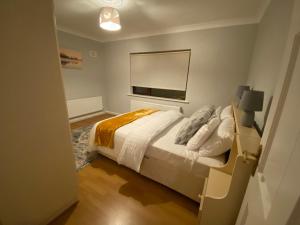 Llit o llits en una habitació de Charming Home on the outskirts of Galway City