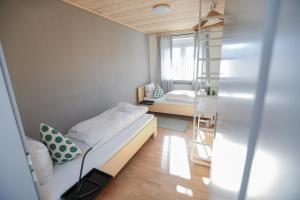 um pequeno quarto com uma cama e uma janela em WOHNUNG OBERGESCHOSS mit 3 Schlafzimmer in ruhiger Gegend em Mäder