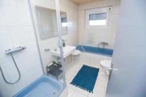 Kúpeľňa v ubytovaní WOHNUNG OBERGESCHOSS mit 3 Schlafzimmer in ruhiger Gegend + 16 fotografií
