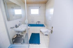 A bathroom at WOHNUNG OBERGESCHOSS mit 3 Schlafzimmer in ruhiger Gegend