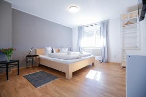 A bed or beds in a room at WOHNUNG OBERGESCHOSS mit 3 Schlafzimmer in ruhiger Gegend