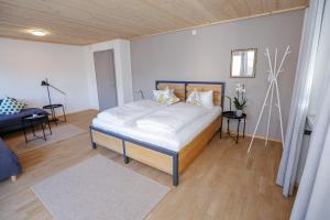 A bed or beds in a room at WOHNUNG OBERGESCHOSS mit 3 Schlafzimmer in ruhiger Gegend