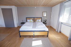 A bed or beds in a room at WOHNUNG OBERGESCHOSS mit 3 Schlafzimmer in ruhiger Gegend