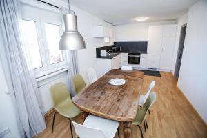 A kitchen or kitchenette at WOHNUNG OBERGESCHOSS mit 3 Schlafzimmer in ruhiger Gegend