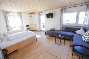 A bed or beds in a room at WOHNUNG OBERGESCHOSS mit 3 Schlafzimmer in ruhiger Gegend