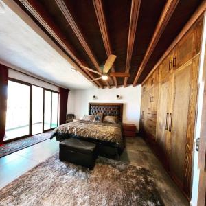 ein großes Schlafzimmer mit einem Bett und einem Teppich in der Unterkunft Castillo De La Santa Cruz in Guanajuato