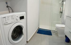 - un lave-linge blanc dans la salle de bains pourvue de toilettes dans l'établissement Playa de las Americas Seaview Viñadelmar, à Playa de las Americas 11 autres photos