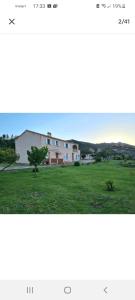 deux photographies d’une maison et d’un champ vert dans l'établissement 130m2 qui surplombe la baie de Calvi vue citadelle, à Calvi