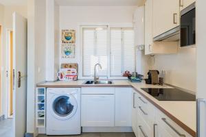 A kitchen or kitchenette at Apto en primera línea de playa
