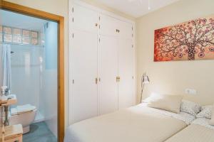 A bed or beds in a room at Apto en primera línea de playa Még 8 kép