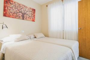 A bed or beds in a room at Apto en primera línea de playa