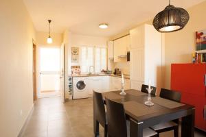 A kitchen or kitchenette at Apto en primera línea de playa