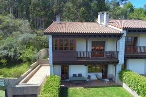 uma grande casa com um deque e um pátio em Casas El Castañedu em Niembro