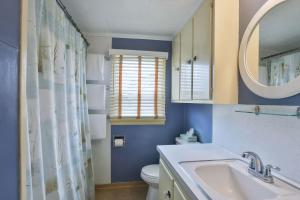A bathroom at Anchorage Cottages