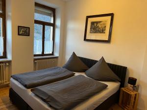 ein Bett mit zwei Kissen darauf in einem Zimmer in der Unterkunft Weingut Gästehaus Bach in Cochem